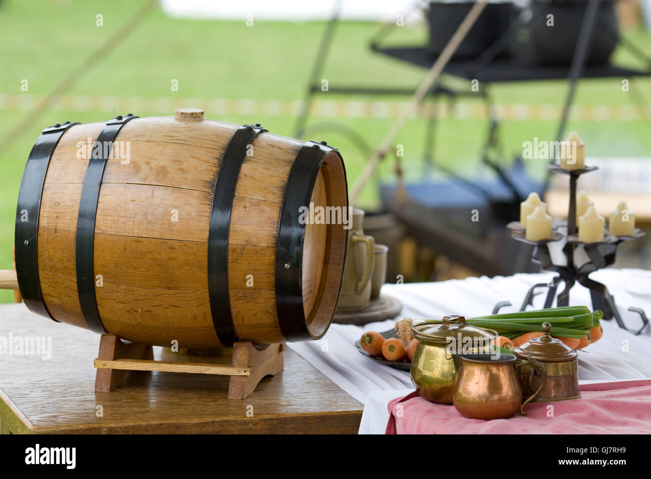 Ale in legno barile su un tavolo da pranzo nel Medioevo in Inghilterra Foto Stock