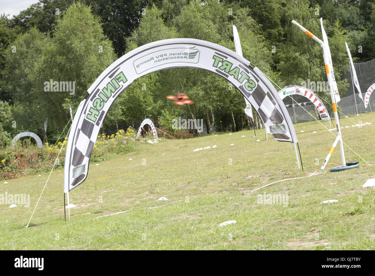 Drone Racing Queen's Cup 2016. Un FPV racing drone attraversa il punto di inizio e di fine linea durante una gara. Foto Stock