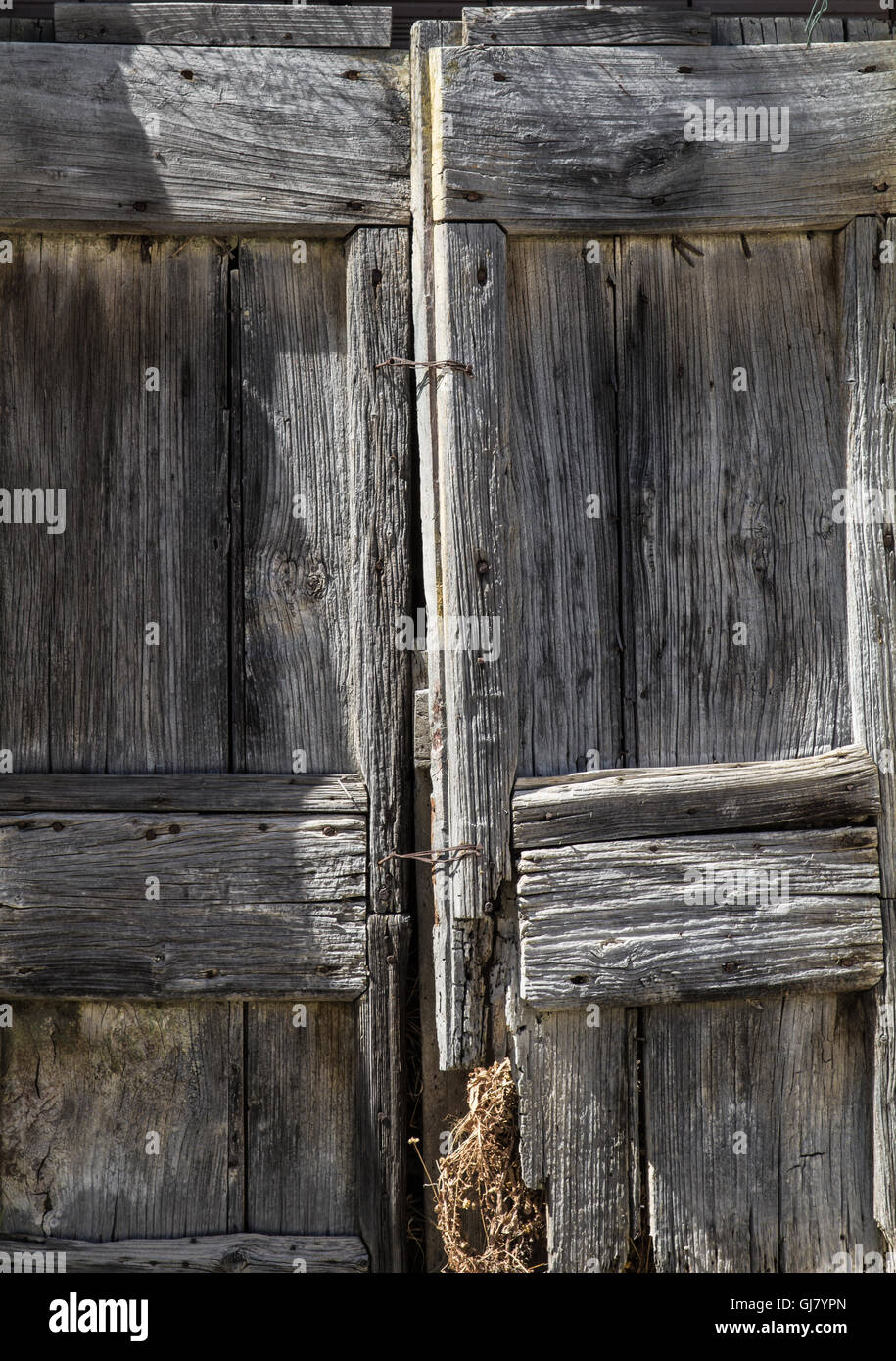 Vecchio , rotture di porte in legno su un casale abbandonato Foto Stock
