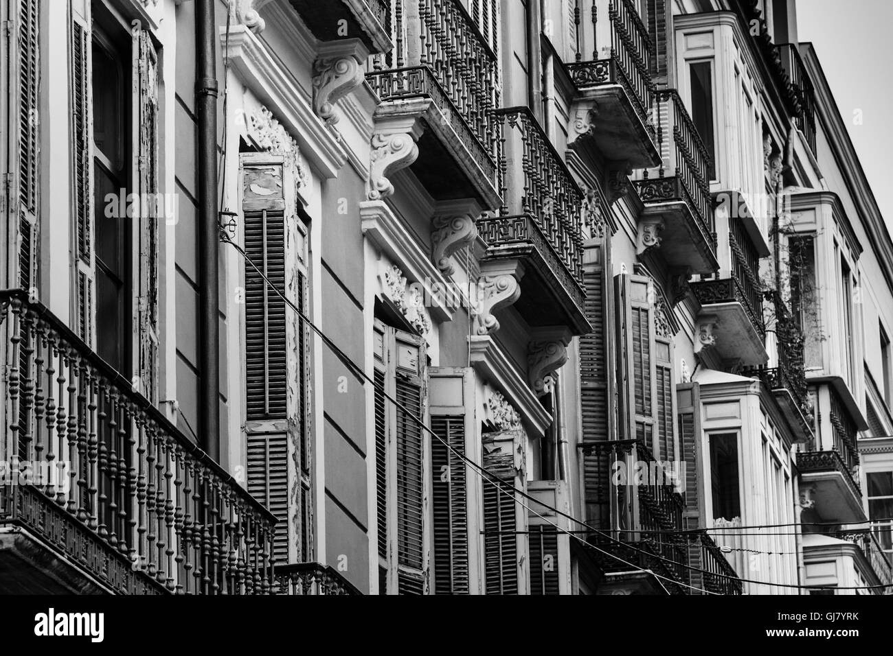 Balcone e finestre in monocromia Foto Stock