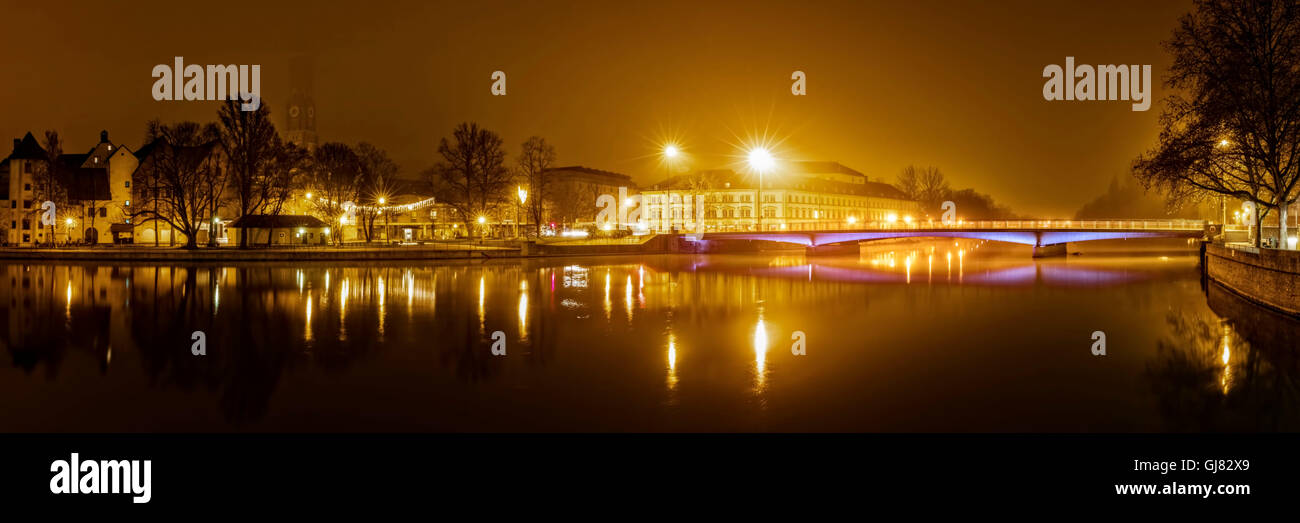 Città vecchia di "Landshut' durante la notte, inverno, Isar, Altstadt, in Germania, in Baviera, Bassa Baviera, bridge, B15 (street), chiesa, nebbia, illuminazione Foto Stock