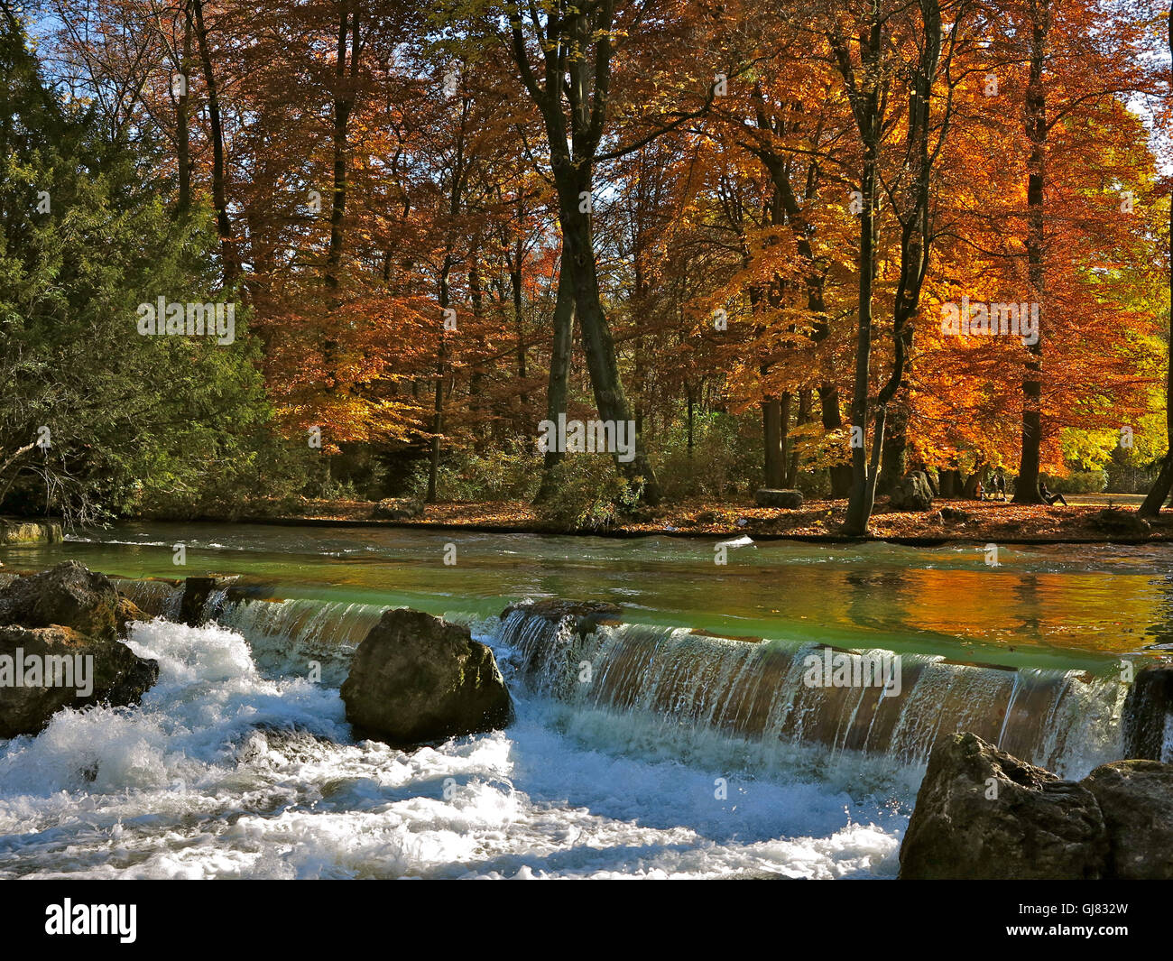 Germania, Eisbach, Englischer Garten (giardino inglese) in autunno, Monaco di Baviera, Baviera, cascata Foto Stock
