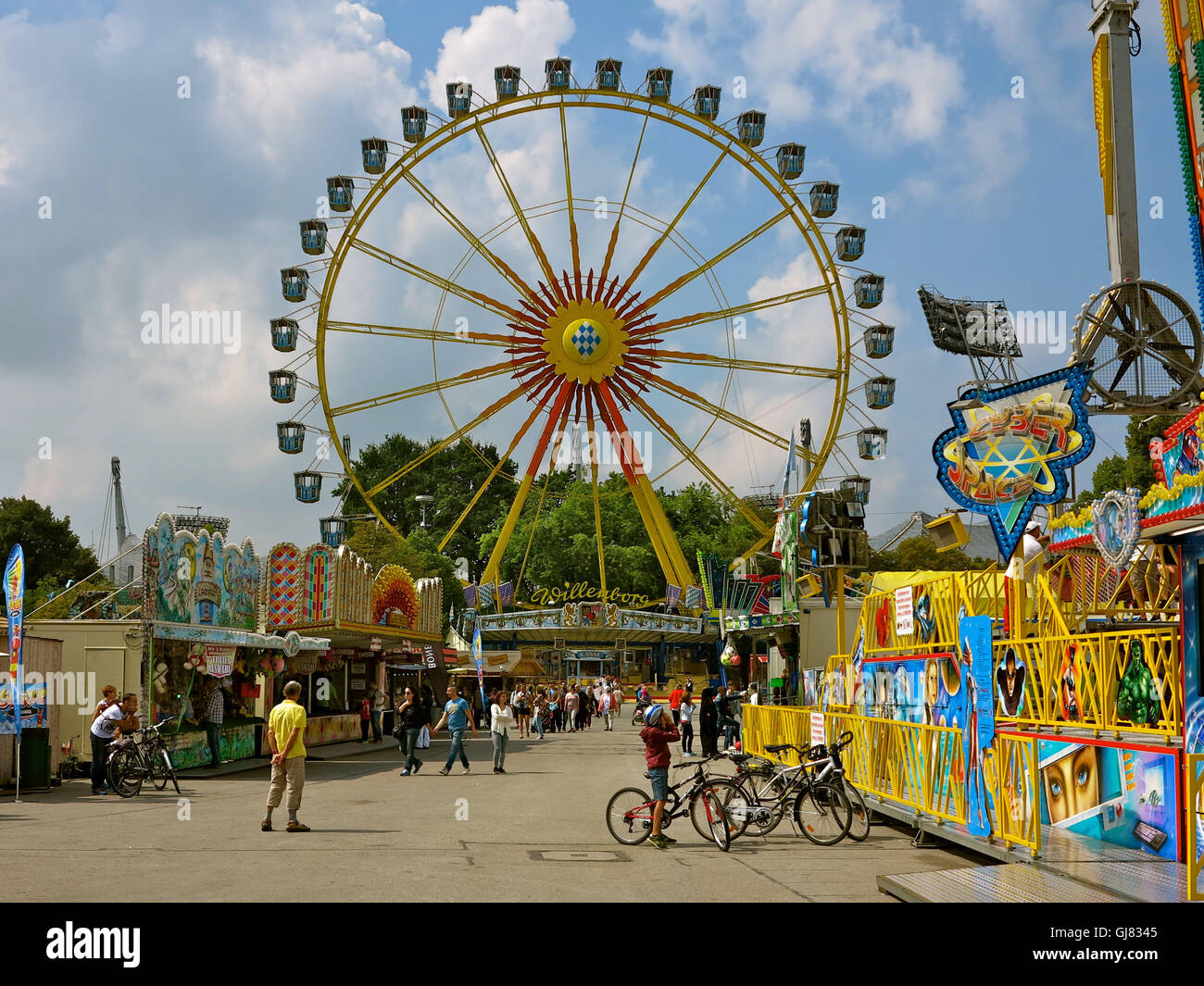 In Germania, in Baviera, Baviera, Monaco di Baviera, Parco Olimpico grande ruota, Summer Party Foto Stock