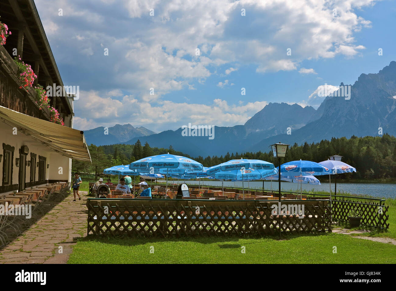 In Germania, in Baviera, Baviera, Karwendelgebirge, Lautersee (lago) vicino Mittenwald, ristorante Foto Stock