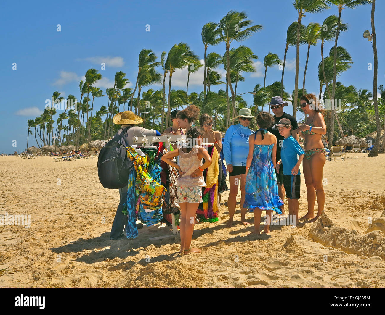 Repubblica Dominicana, Caraibi, Playa Bavaro, Punta Cana, spiaggia venditore Foto Stock