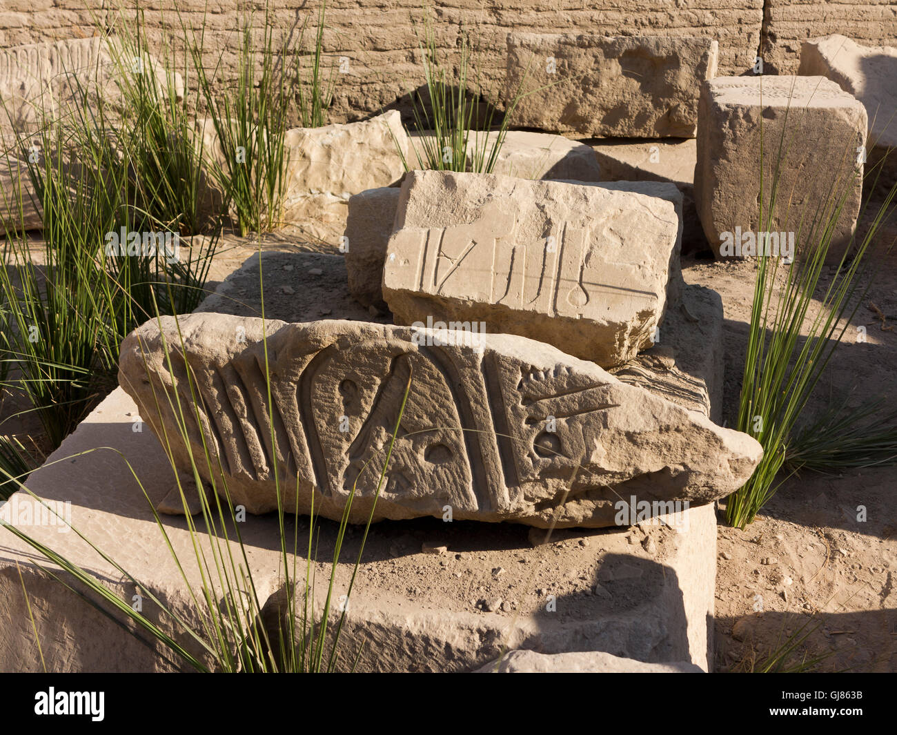 Pezzi da museo presso il Tempio di Falcon-intitolata dio Montu a Medamud, a nord di Luxor, Egitto Foto Stock