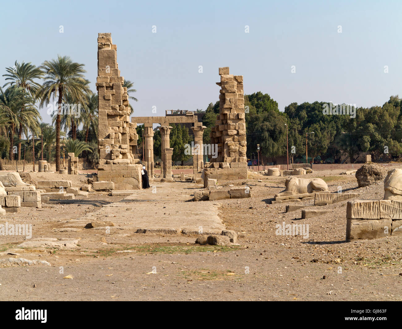 Gateway di Tiberio presso il Tempio di Falcon-intitolata dio Montu a Medamud, a nord di Luxor, Egitto Foto Stock