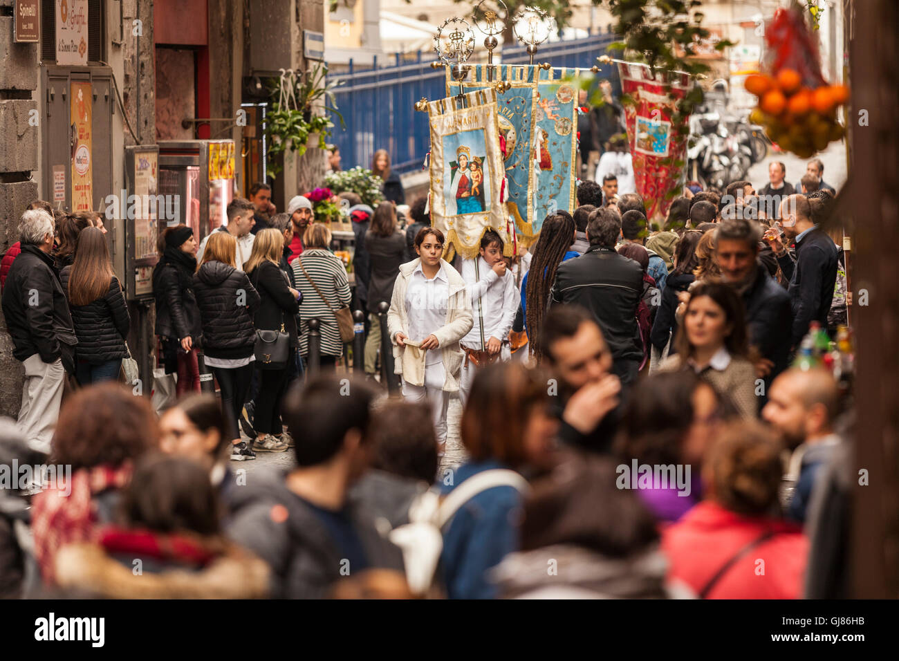 L'Italia, Napoli: processione religiosa in via dei Tribunali un alleato stretto nel centro di Napoli Foto Stock