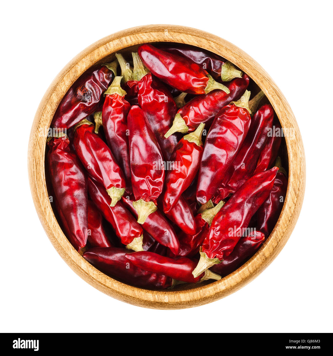 Red Hot tabasco peperoncino in una ciotola su sfondo bianco. Frutta secca di capsicum frutescens, utilizzato come spezia e per il tabasco. Foto Stock