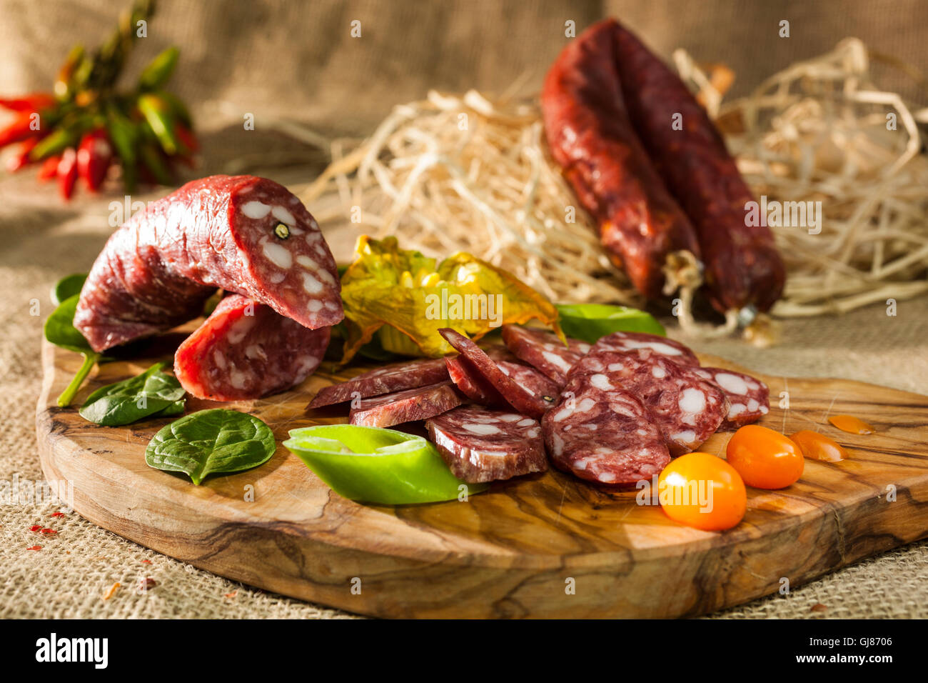 Alimentare la vita ancora di salsicce e salami Foto Stock