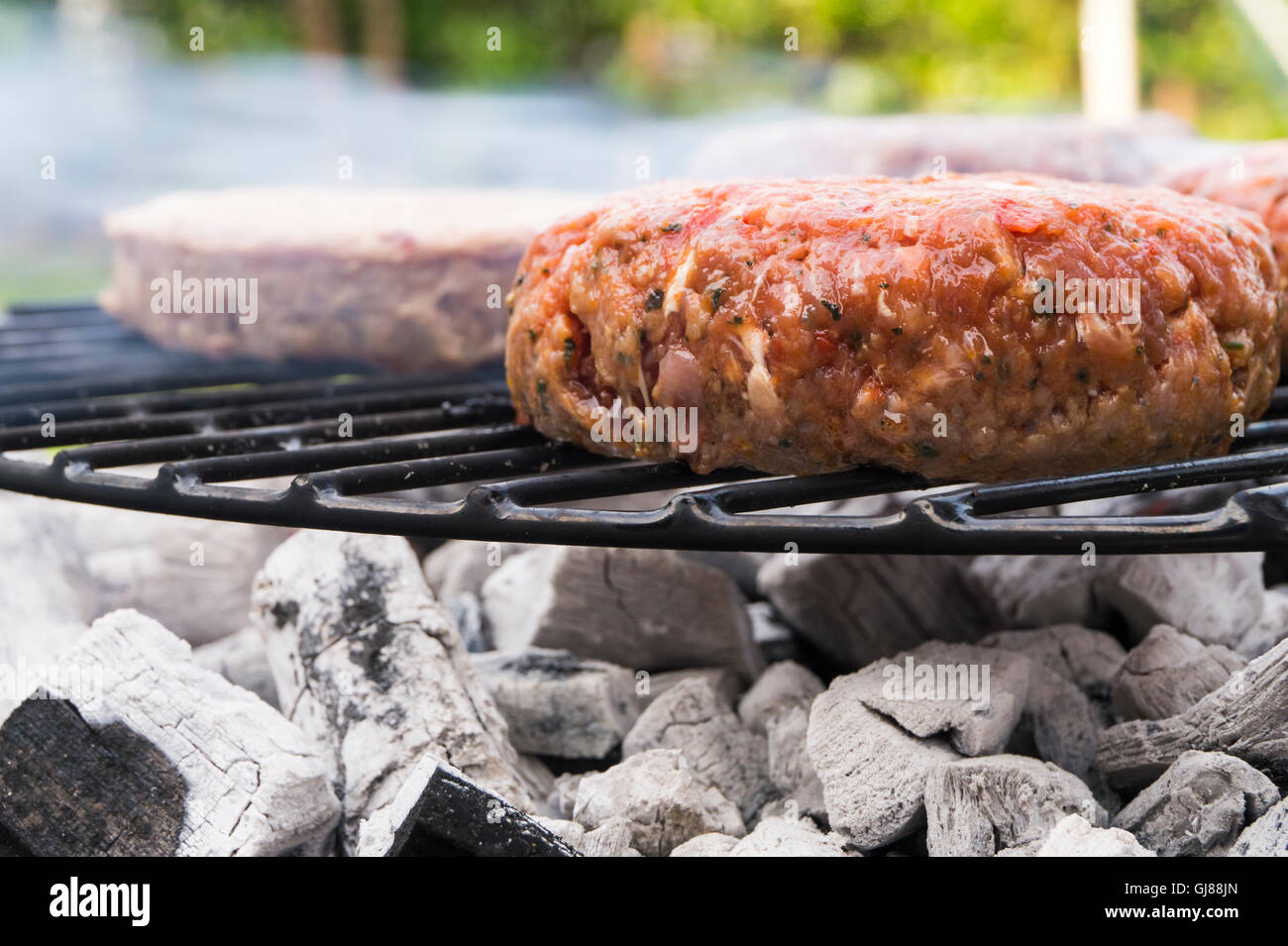 Hamburger cottura su un barbecue grill Foto Stock
