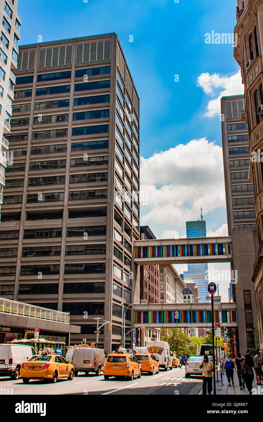NEW YORK, Stati Uniti d'America - 29 luglio 2016: persone non identificate sulla strada di New York. Con più di 8 milioni di cittadini è la più p Foto Stock