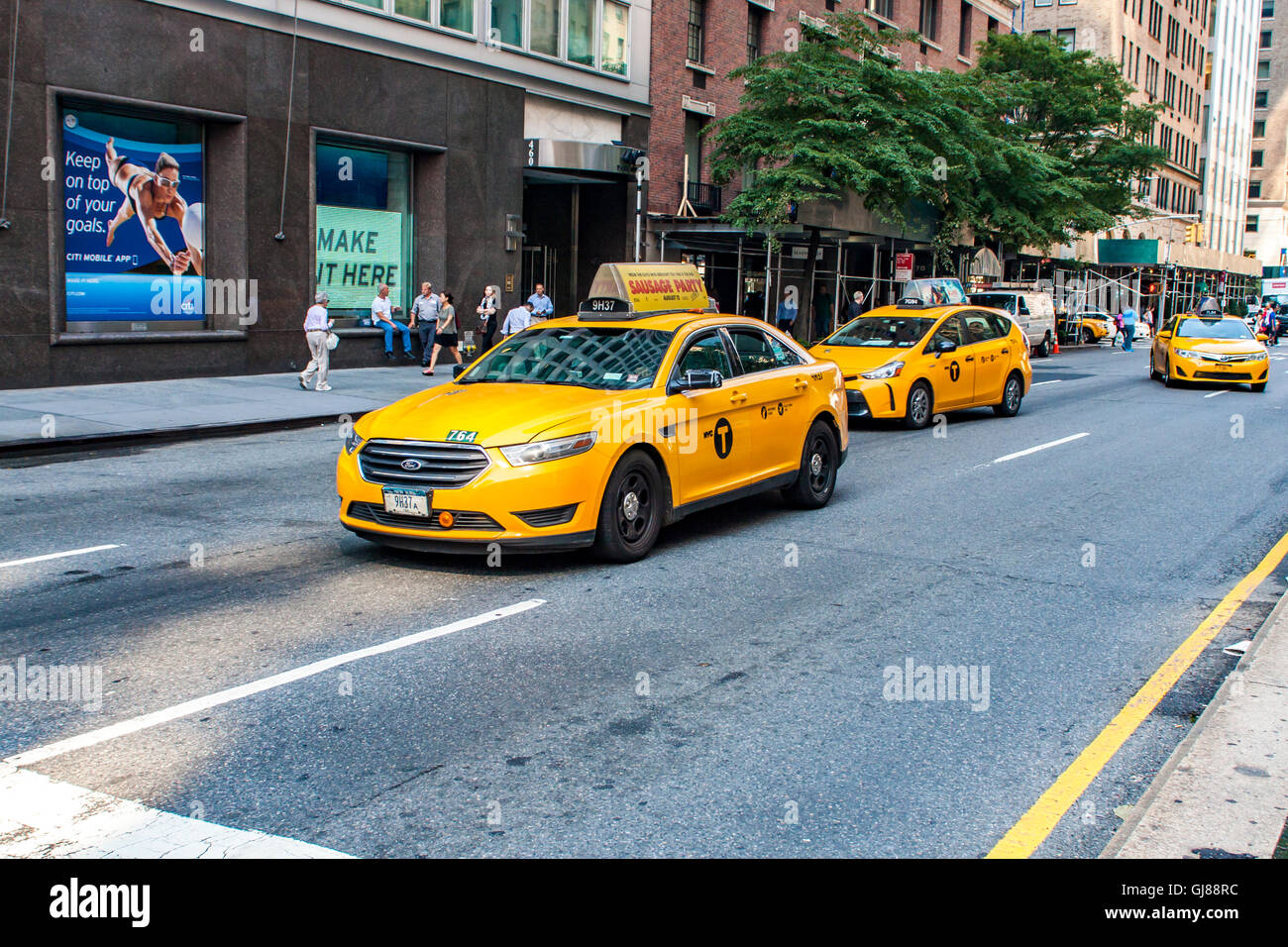 Persone non identificate sulla strada di New York. Foto Stock