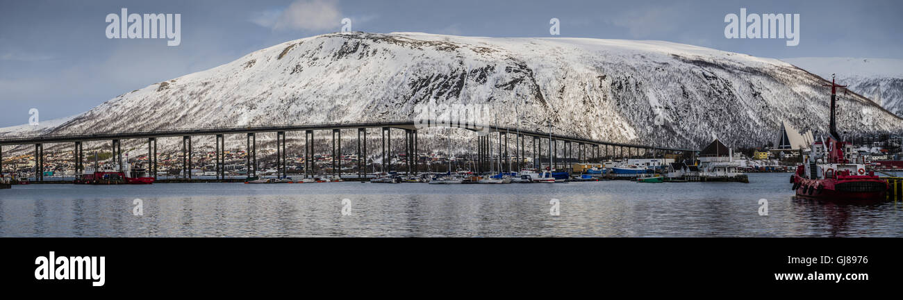 Inverno immagine panoramica del ponte stradale che collega Tromso alla terraferma, Norvegia. Foto Stock