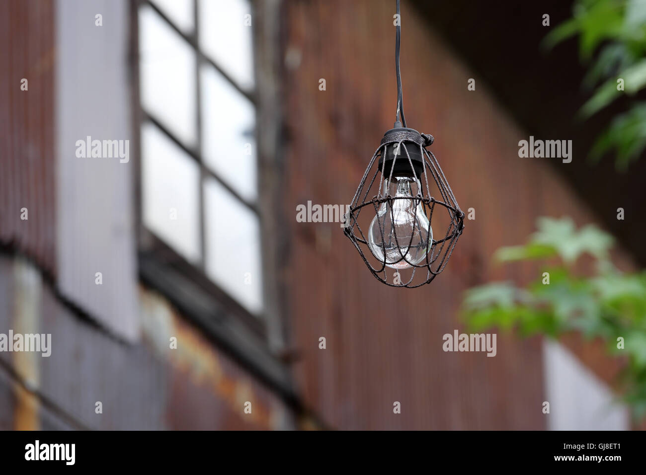 Dirty old lampadina nel fienile abbandonato Foto Stock
