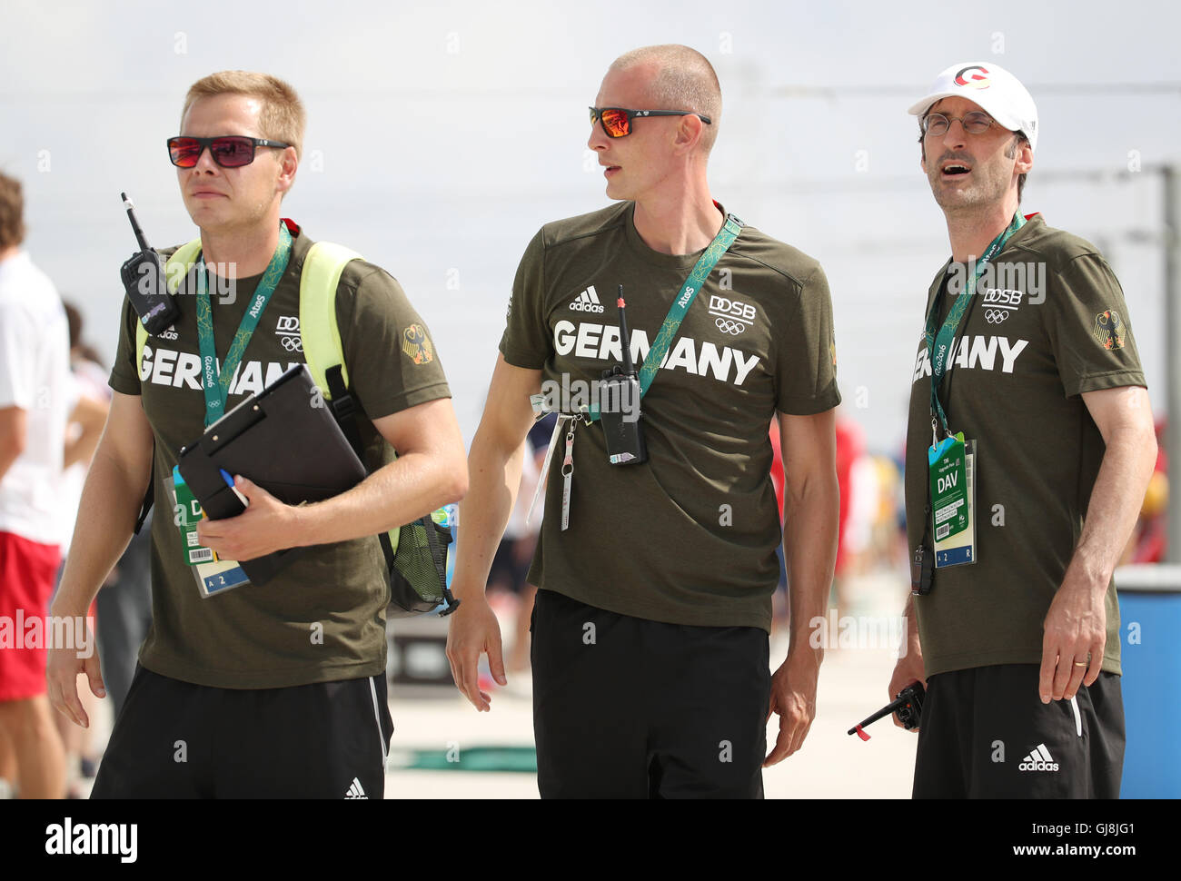 File - Stefan Henze (L) della Germania, allenatore tedesco del team di canoa, orologi il kajak riscalda gli uomini della canoa slalom evento durante il Rio 2016 Giochi Olimpici a Whitewater Stadium, Rio de Janeiro in Brasile il 07 agosto 2016. A destra è il tedesco canoa allenatore della squadra di Soeren Kaufmann, nel centro fisioterapista Andreas Geisslinger. Foto: Friso Gentsch/dpa (zu dpa:' Mannschaftsarzt: Zustand von Kanu-Trainer Henze weiter kritisch' vom 13.08.2016) Foto Stock