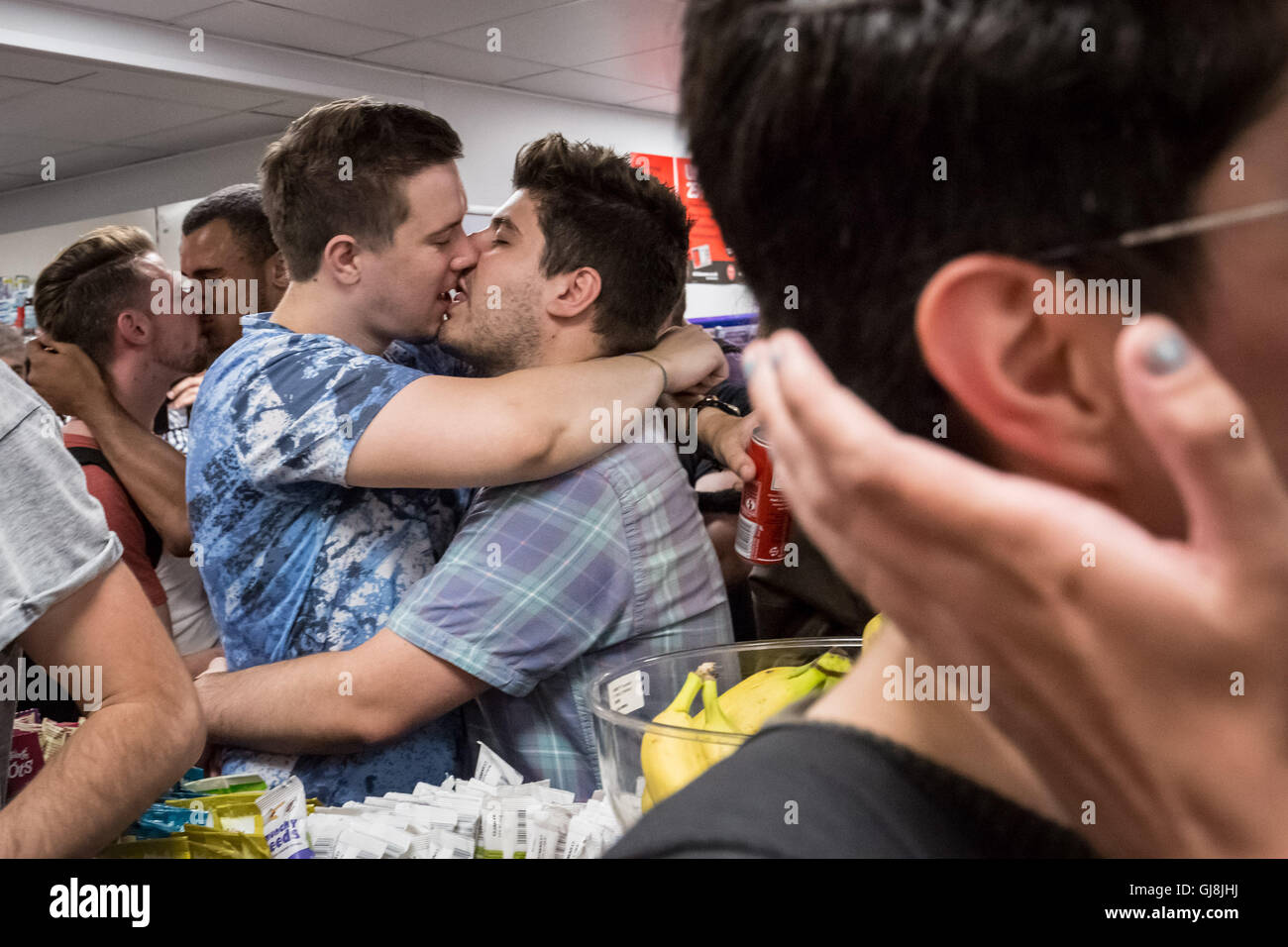 Londra, Regno Unito. 13 Agosto, 2016. "Big Gay Kiss-In' flash-mob protesta  per Sainsbury's supermercato a Hackney. Il supermercato è venuto sotto il  fuoco su 8 Agosto dopo due uomini sono state prese