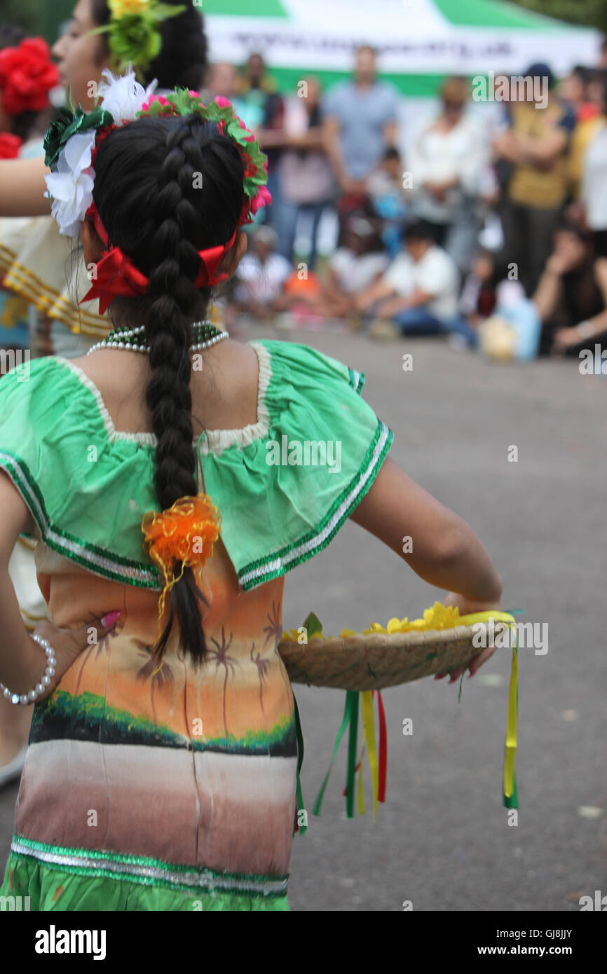 Londra REGNO UNITO 13 agosto 2016 Kennington Park ha accolto con favore la comunità latina a Londra per il loro festival dell'estate,con ballerini di Bolivia, Ecuador, Perù, musica andina ,Caporales San Simón ,Morenada Bolivia Unida Londres.Raices Tungurahua. ,Come anche spettacoli di burattini e face painting per quelle giovani.@Paolo Quezada-Neiman/Alamy Live News Foto Stock