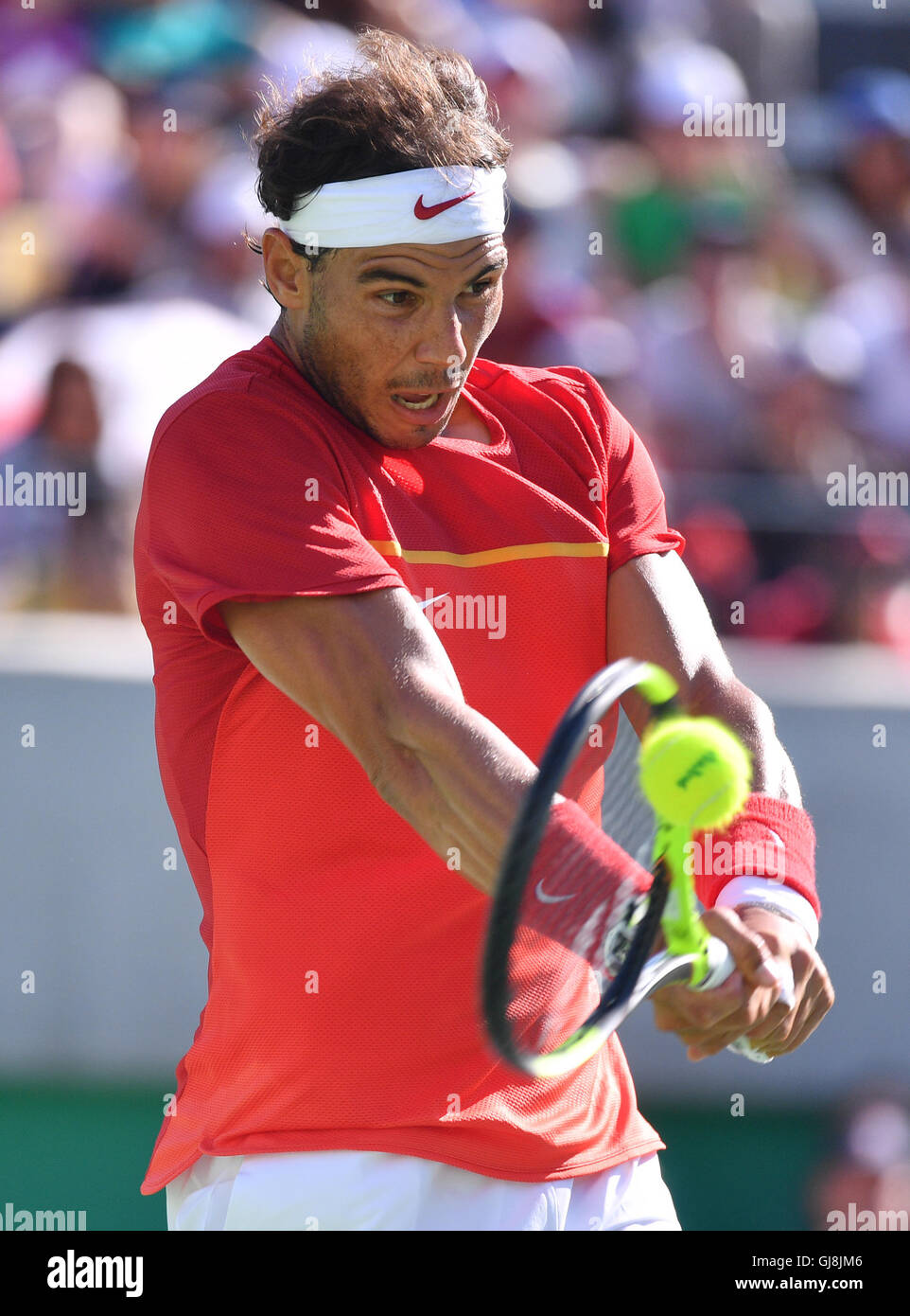 Rio de Janeiro, Brasile. 13 Ago, 2016. Rafael Nadal di Spagna restituisce la palla durante la sua partita contro Juan Martin Del Potro di Argentina presso il Tennis maschile Singles semifinali durante il Rio 2016 Giochi Olimpici alla Olympic Tennis Center in Rio de Janeiro, Brasile, 13 agosto 2016. Foto: Lukas Schulze/dpa/Alamy Live News Foto Stock