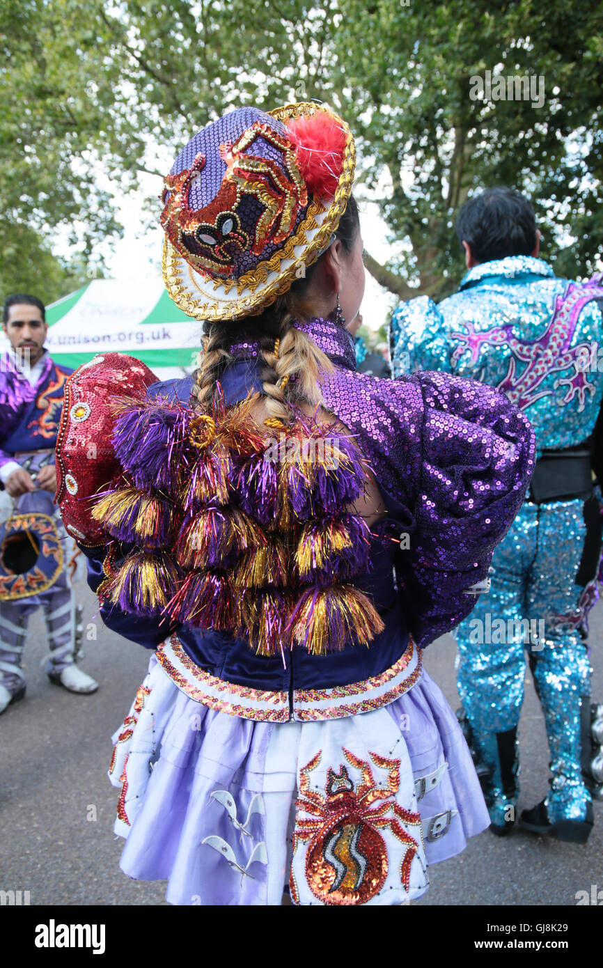 Londra REGNO UNITO 13 agosto 2016 Kennington Park ha accolto con favore la comunità latina a Londra per il loro festival dell'estate,con ballerini di Bolivia, Ecuador, Perù, musica andina ,Caporales San Simón ,Morenada Bolivia Unida Londres.Raices Tungurahua. ,Come anche spettacoli di burattini e face painting per quelle giovani.@Paolo Quezada-Neiman/Alamy Live News Foto Stock