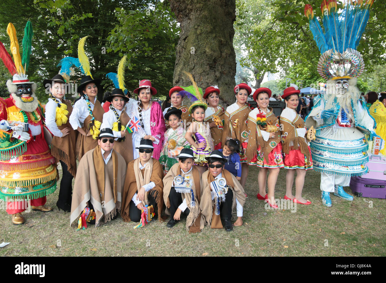 Londra REGNO UNITO 13 agosto 2016 Kennington Park ha accolto con favore la comunità latina a Londra per il loro festival dell'estate,con ballerini di Bolivia, Ecuador, Perù, musica andina ,Caporales San Simón ,Morenada Bolivia Unida Londres.Raices Tungurahua. ,Come anche spettacoli di burattini e face painting per quelle giovani.@Paolo Quezada-Neiman/Alamy Live News Foto Stock