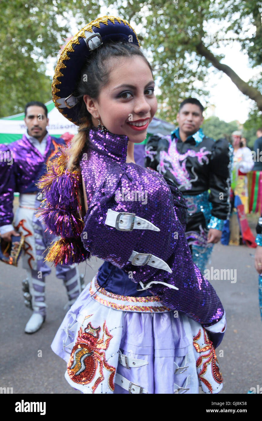 Londra REGNO UNITO 13 agosto 2016 Kennington Park ha accolto con favore la comunità latina a Londra per il loro festival dell'estate,con ballerini di Bolivia, Ecuador, Perù, musica andina ,Caporales San Simón ,Morenada Bolivia Unida Londres.Raices Tungurahua. ,Come anche spettacoli di burattini e face painting per quelle giovani.@Paolo Quezada-Neiman/Alamy Live News Foto Stock