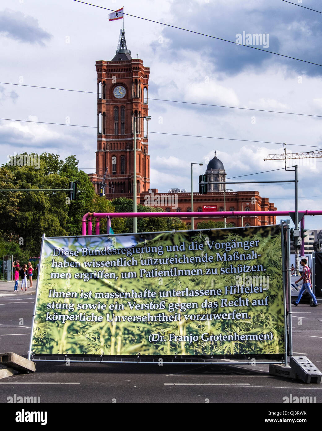 Berlino, Germania, 13 agosto 2016. La Hanfparade (canapa parade) si svolge ogni anno nel mese di agosto. I dimostranti si sono riuniti presso la stazione ferroviaria principale, hanno marciato al Ministero della Salute e poi per Alexanderplatz dove il rally terminato. I manifestanti portati striscioni e galleggia sostenuto la legalizzazione della cannabis per uso medico e uso ricreativo. Oratori ha spiegato i molteplici usi della canapa nell'industria manifatturiera e ha lanciato un appello per l'accesso alla libera la cannabis medica per coloro che ne hanno bisogno. Foto Stock