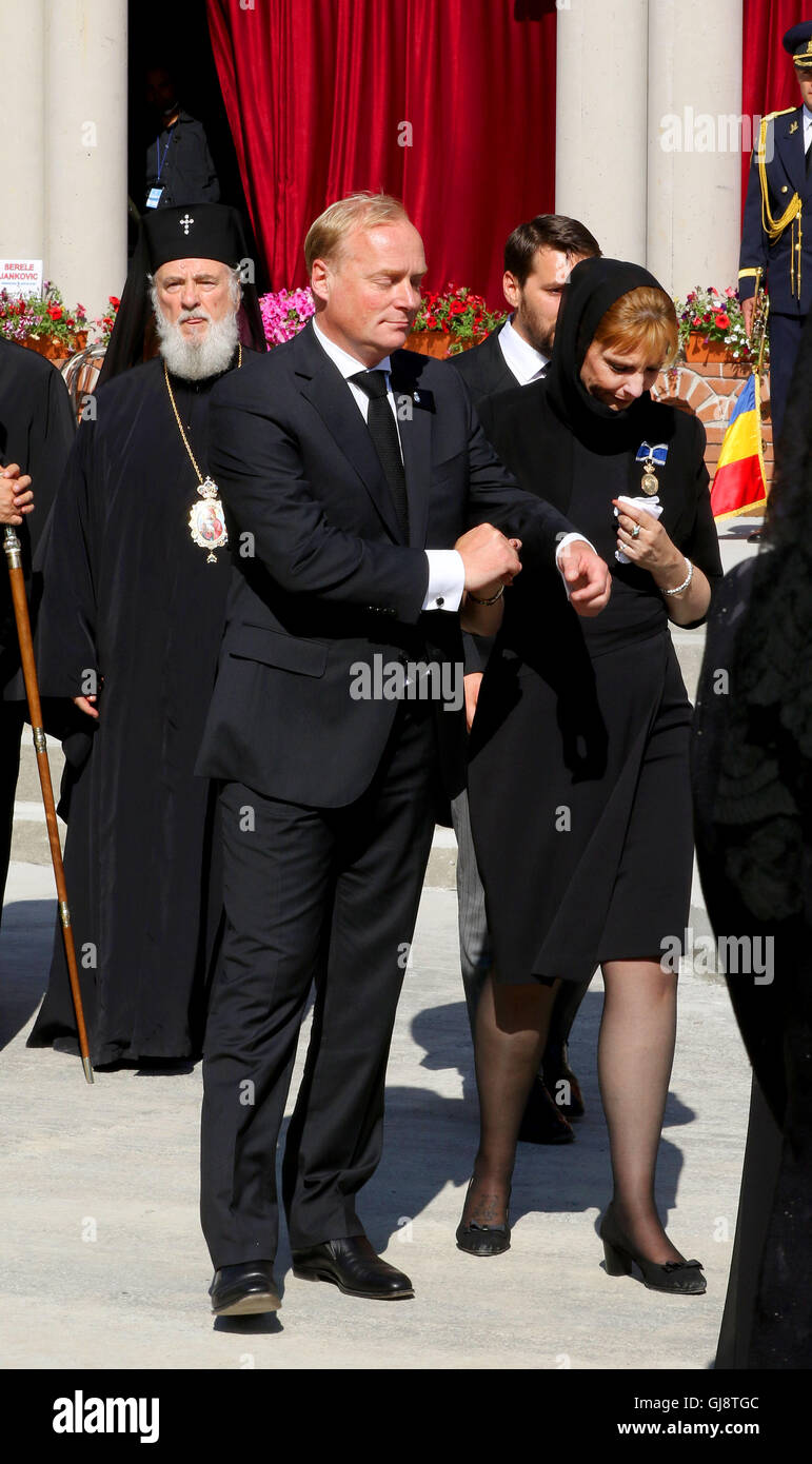 Bucarest, Romania. 13 Ago, 2016. Il Principe Carlos di Bourbon-Parma, e la Principessa Maria di Romania e altri membri di famiglie reali prendere parte alla cerimonia di sepoltura per fine la regina Ana di Romania, morto 01 08 2016 a Morges (Svizzera), a Curtea de Arges a Bucarest, Romania, 13 agosto 2016. Foto: Albert Nieboer/ - nessun filo SERVICE -/dpa/Alamy Live News Foto Stock