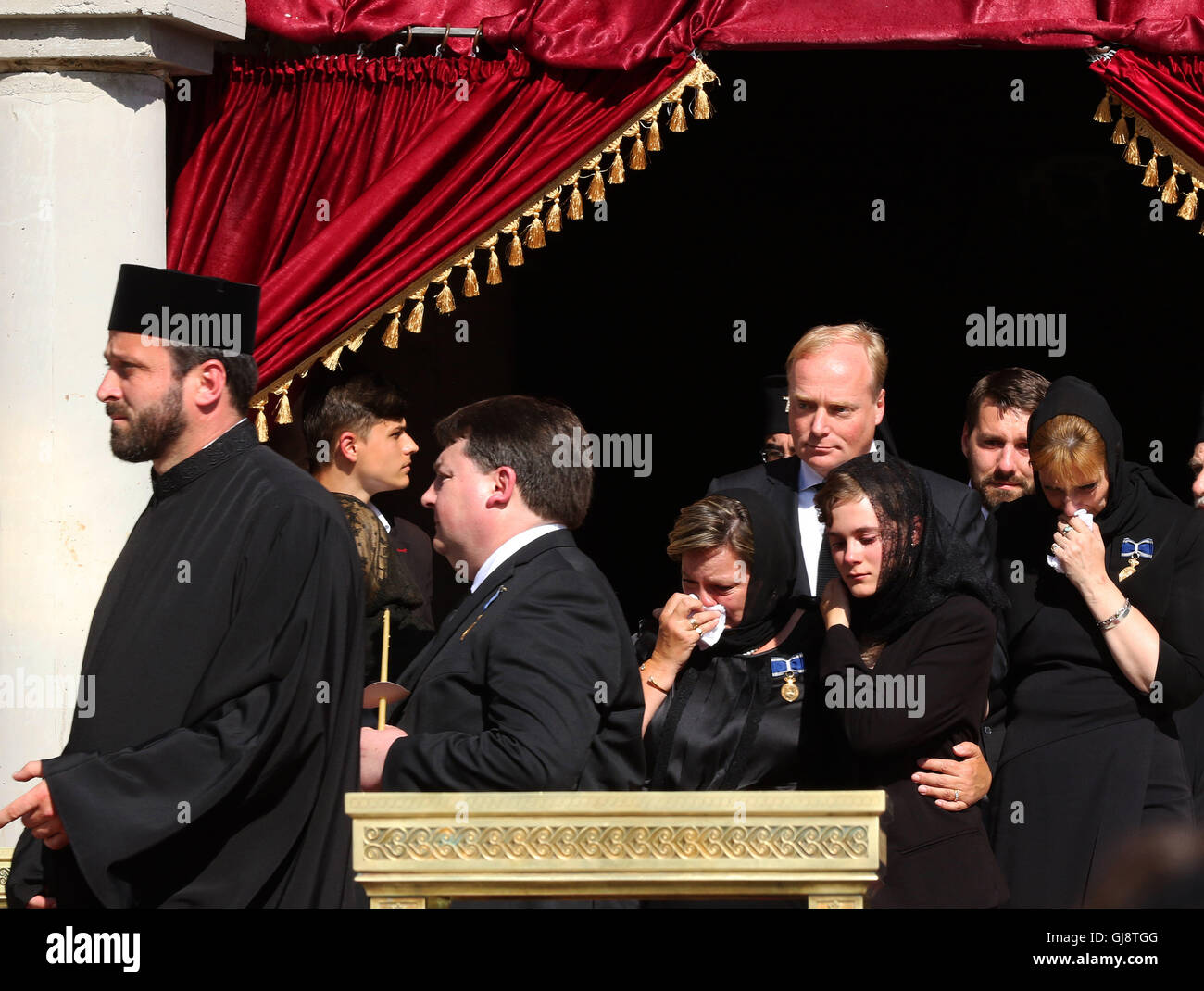 Bucarest, Romania. 13 Ago, 2016. Il Principe Carlos di Bourbon-Parma, e la Principessa Maria di Romania e altri membri di famiglie reali prendere parte alla cerimonia di sepoltura per fine la regina Ana di Romania, morto 01 08 2016 a Morges (Svizzera), a Curtea de Arges a Bucarest, Romania, 13 agosto 2016. Foto: Albert Nieboer/ - nessun filo SERVICE -/dpa/Alamy Live News Foto Stock