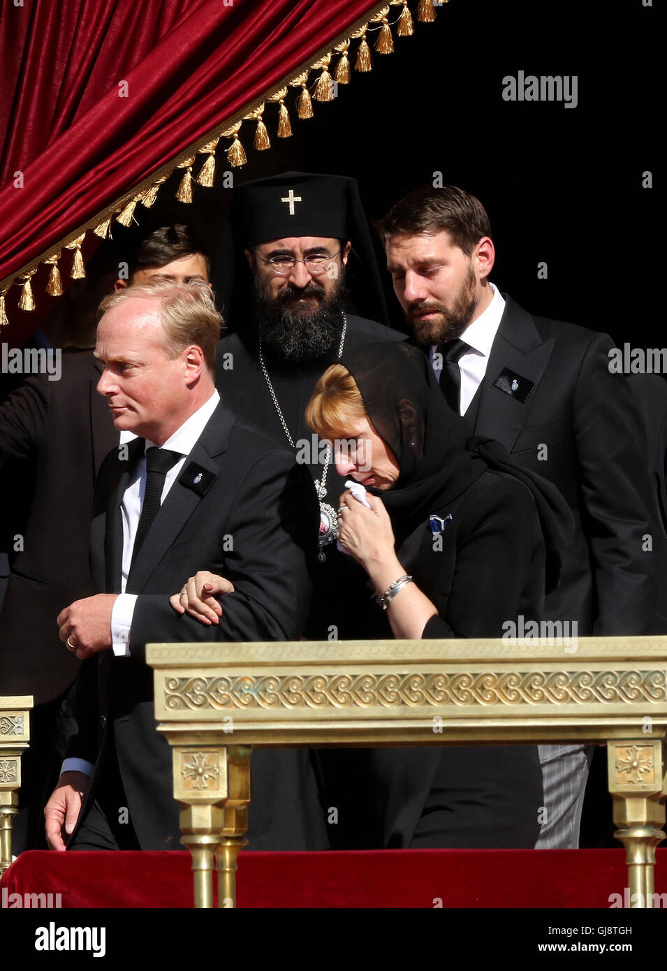 Bucarest, Romania. 13 Ago, 2016. Il principe Carlo di Borbone Duca di Parma, la Principessa Maria di Romania e altri membri di famiglie reali prendere parte alla cerimonia di sepoltura per fine la regina Ana di Romania, morto 01 08 2016 a Morges (Svizzera), a Curtea de Arges a Bucarest, Romania, 13 agosto 2016. Foto: Albert Nieboer/ - nessun filo SERVICE -/dpa/Alamy Live News Foto Stock