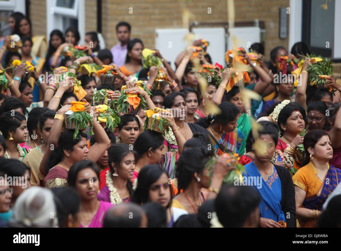 Londra, Regno Unito. 14 Agosto, 2016. Kavadi Attam annuale carro Tamil in festival di Shri Kanaga Thurkkai tempio in West Ealing ,migliaia di persone vengono a unire le celebrazioni come il tempio della dea Amman che significa madre in Tamil è sfilata in un colorato carro attraverso le strade intorno al tempio. Kavadi Attam è un cerimoniale di sacrificio e offerta praticata dai devoti durante il culto di 4Signore Murugan ,dio indù della guerra. È una parte centrale del festival di Thaipusam e sottolinea l' assoggettamento per debiti. Credito: Paolo Quezada-Neiman/Alamy Live News Foto Stock