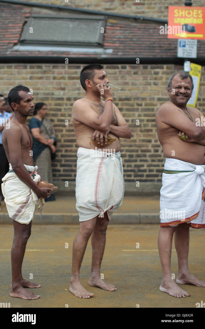 Ealing, Londra, Regno Unito. 14 Ago, 2016. Viste di un carro processione che rappresenta il culmine dell'annuale Shri Kanagathurkkai Amman Tempio (SKAT) festival di Thaipusam in West Ealing. Il festival attira migliaia di devoti indù a West Ealing provenienti da tutto il mondo. Credito: Roger Garfield/Alamy Live News Foto Stock