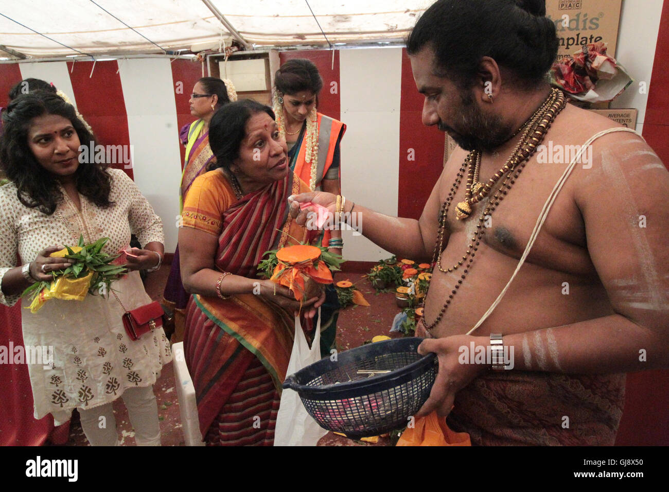 Ealing, Londra, Regno Unito. 14 Ago, 2016. Viste di un carro processione che rappresenta il culmine dell'annuale Shri Kanagathurkkai Amman Tempio (SKAT) festival di Thaipusam in West Ealing. Il festival attira migliaia di devoti indù a West Ealing provenienti da tutto il mondo. Credito: Roger Garfield/Alamy Live News Foto Stock