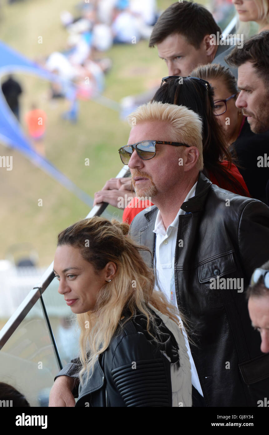 Red Bull Air Race Series ha avuto luogo intorno al Ascot Racecourse. Folla incluso celebrità come Boris Becker con la moglie Lilly Foto Stock