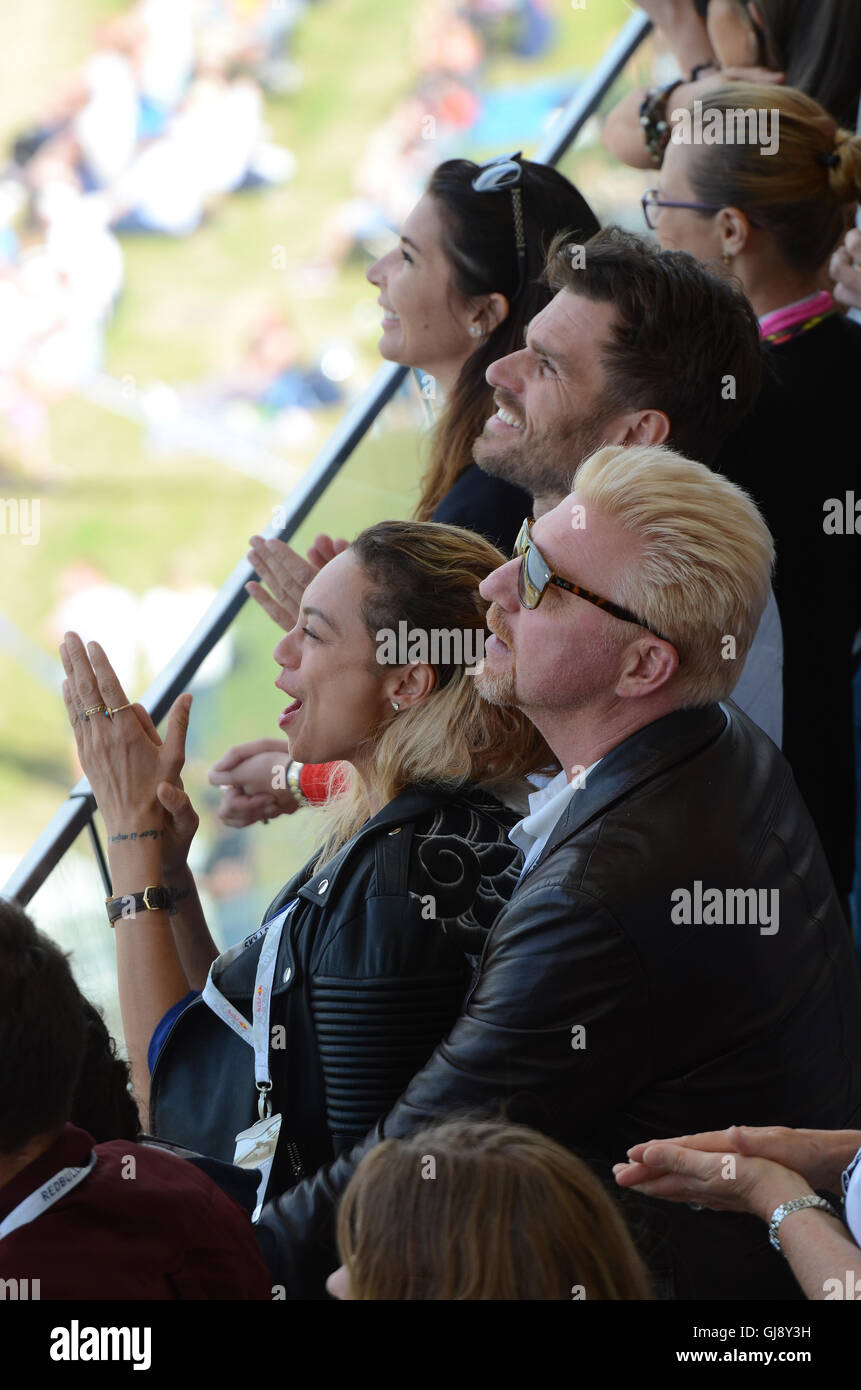 Red Bull Air Race Series ha avuto luogo intorno al Ascot Racecourse. Folla incluso celebrità come Boris Becker con la moglie Lilly Foto Stock