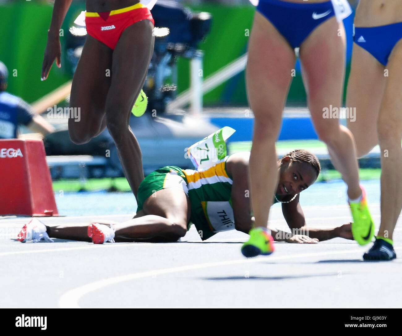 RIO DE JANEIRO, Brasile - 13 agosto: Tsholofelo Thipe cade dopo aver terminato il suo calore in donne 400m durante la sessione mattutina del Giorno 8 atletica del 2016 Olimpiadi di Rio allo Stadio Olimpico, il 13 agosto 2016 a Rio de Janeiro in Brasile. (Foto di Roger Sedres/Gallo immagini) Credito: Roger Sedres/Alamy Live News Foto Stock