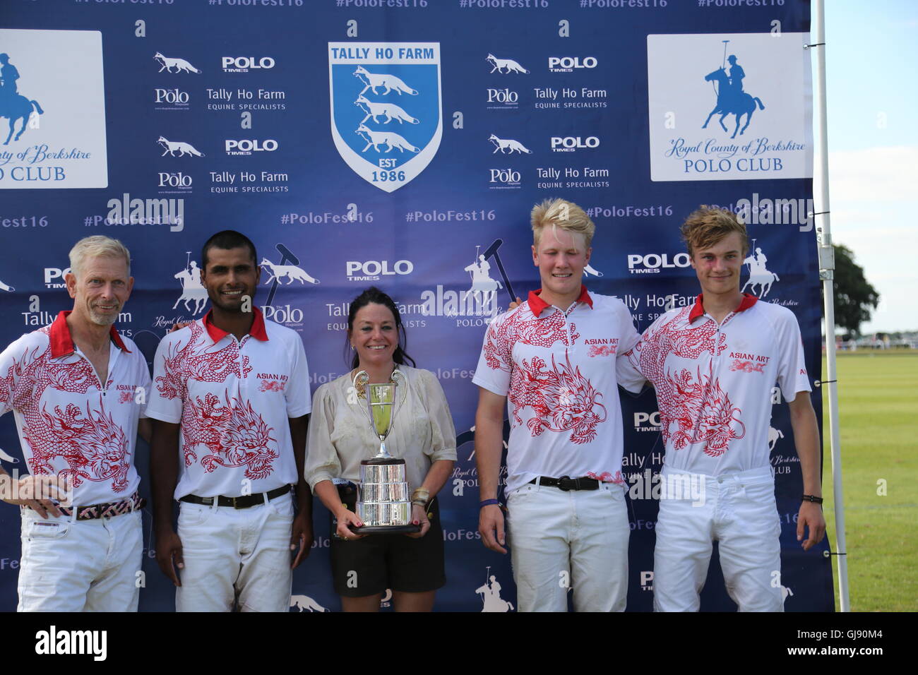 Ascot Berkshire, Regno Unito. 14 Ago, 2016. Il 2 obiettivo finale del torneo è stata tra arte asiatica e Emsworth Polo motivi Credito: Uwe Deffner/Alamy Live News Foto Stock