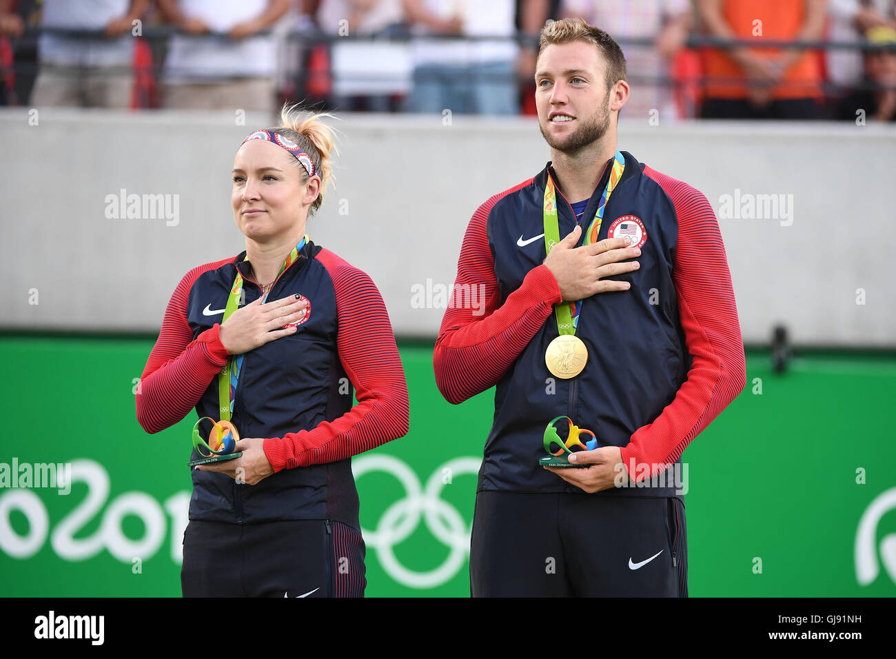 Rio de Janeiro, Brasile. 13 Ago, 2016. 2016 Giochi Olimpici torneo di tennis, Brasile. Bethanie Mattek-Sands (USA) e Jack calzino (USA) vincere la medaglia di oro da Venus Williams (USA) e Rajeev Ram (USA) (argento Credito: Azione Sport Plus/Alamy Live News Foto Stock