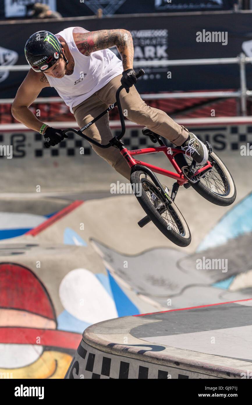Acrobazie in bicicletta al skatepark a Huntington Beach, California, durante i furgoni US open di concorrenza.27 Luglio 2016 Foto Stock