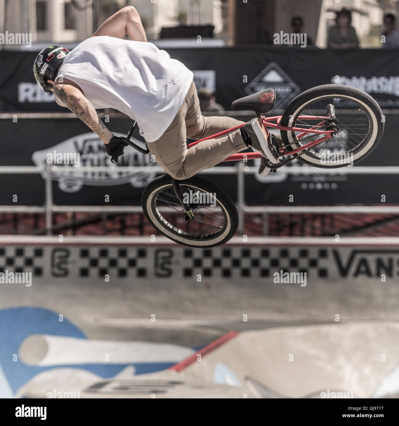 Acrobazie in bicicletta al skatepark a Huntington Beach, California, durante i furgoni US open di concorrenza.27 Luglio 2016 Foto Stock