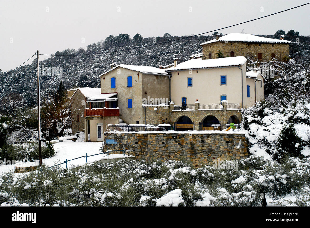 Paesaggio Innevato di Tornac situato nel dipartimento francese di Gard nel sud della Francia Foto Stock
