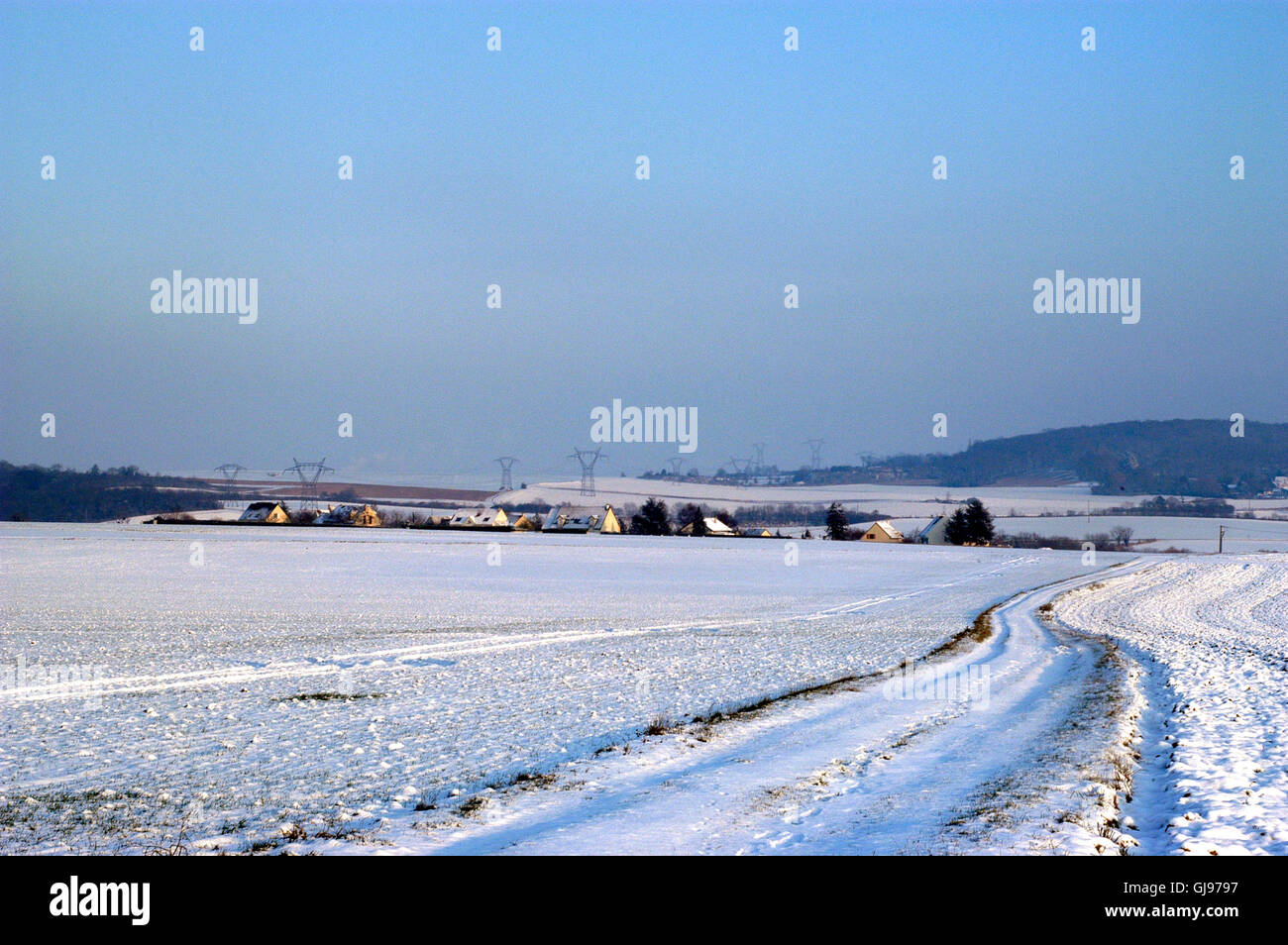 Snowy country road nel dipartimento francese di Yvelines vicino a Parigi Foto Stock