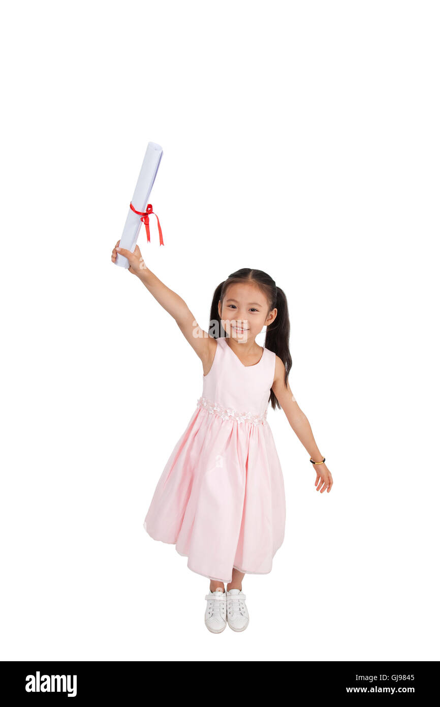 Studio shot che indossa un mantello bambina in possesso di un certificato Foto Stock