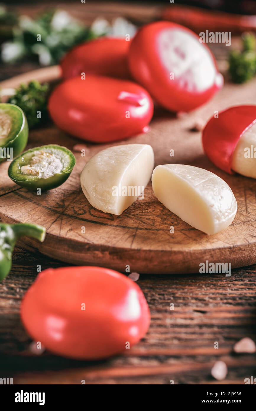 Babybel formaggio in cera rossa su sfondo di legno Foto Stock
