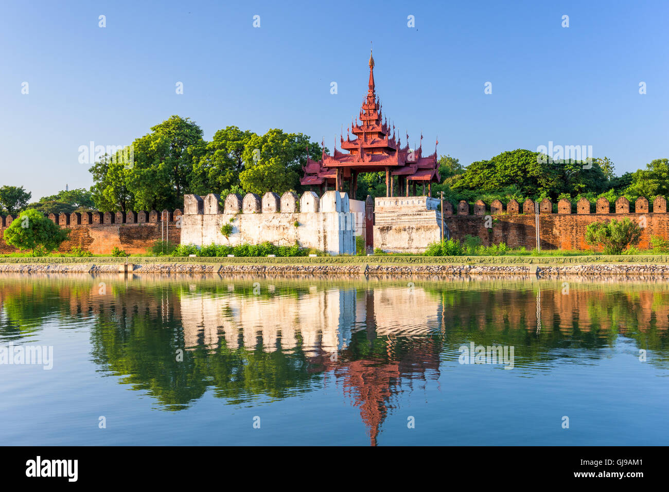 Mandalay, Myanmar alla parete del palazzo e il fossato. Foto Stock