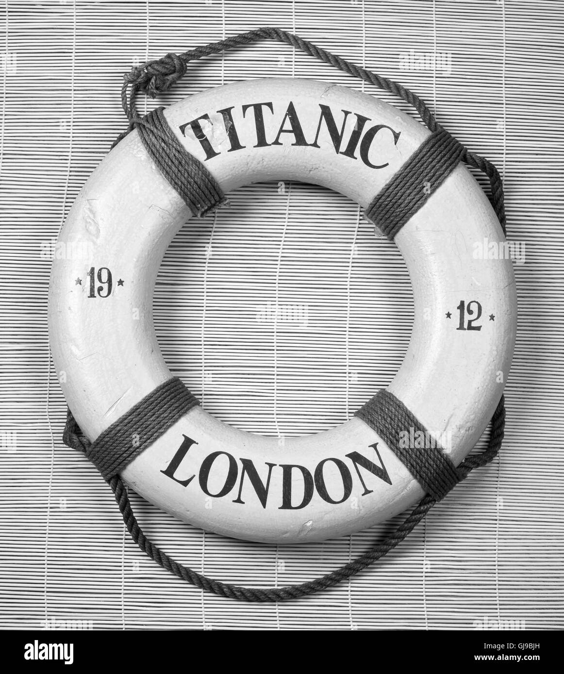 Titanic ancora di salvezza con la data del 1912 e a Londra su di esso in bianco e nero. Foto Stock