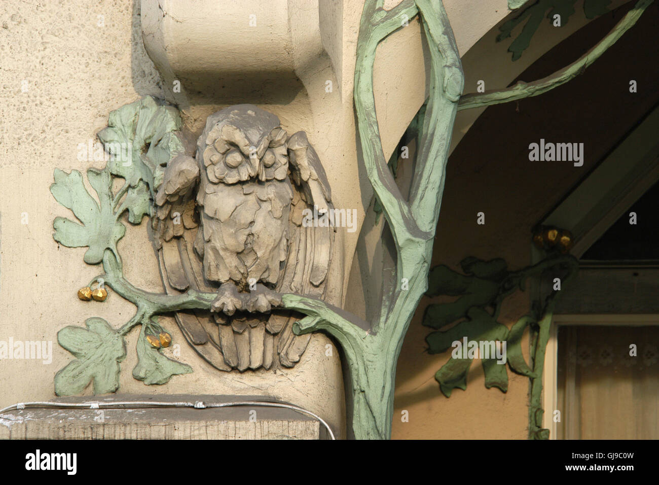 Gufo Art Nouveau progettato dallo scultore ceco Karel Novák sulla Hilbertův dům (casa delle entrate Hilbert) a Masarykovo Embankment nella Città Nuova di Praga, Repubblica Ceca. La casa delle entrate Art Nouveau progettata dall'architetto ceco Kamil Hilbert è stata costruita nel 1904-1905. Foto Stock