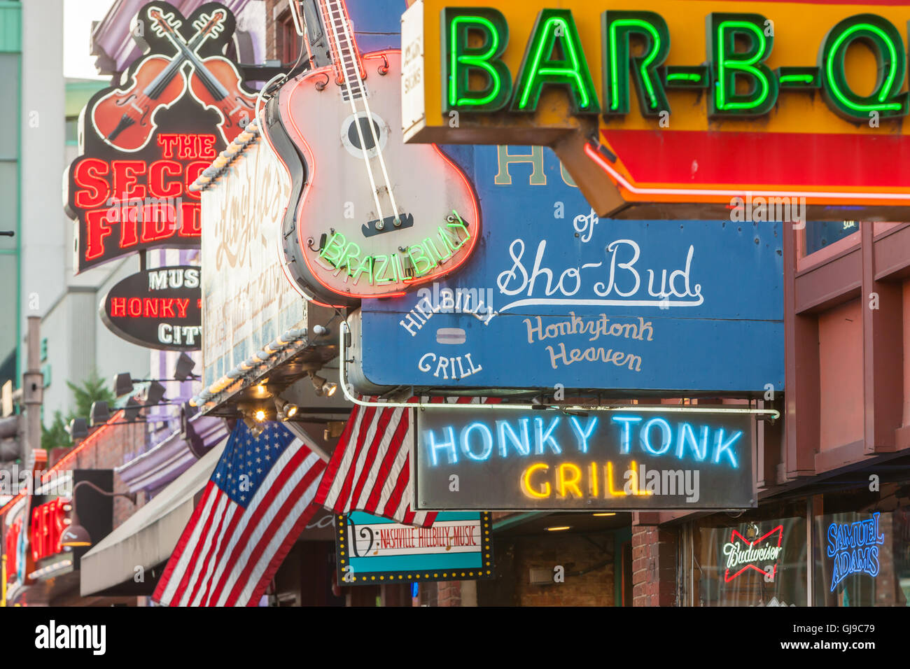 Luci al neon colorate segni nell'Honky Tonk distretto di Nashville, Tennessee. Foto Stock