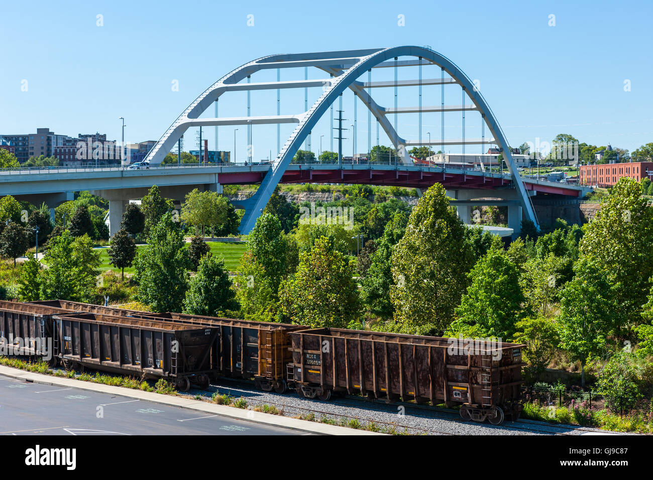Il ponte Gateway, noto anche come il memoriale dei veterani di guerra coreana Bridge, abbraccia il Cumberland River a Nashville, nel Tennessee. Foto Stock