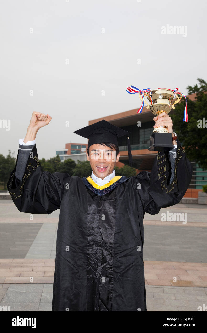 Giovane studente universitario campus Ceremonia di consegna dei diplomi Foto Stock